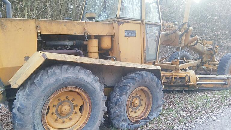 Mit platten Reifen steht diese Baumaschine, ein sogenannter Grader, seit einiger Zeit im Wald zwischen Untersambach und Gräfenneuses. Mit platten Reifen steht diese Baumaschine, ein sogenannter Grader, seit einiger Zeit im Wald zwischen Untersambach und Gräfenneuses.