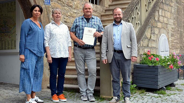 Im Bild von links: Personalrätin Bianca Clas, Ehefrau Raphaela Palau, Jubilar Timo Palau, Bürgermeister Steffen Malzer.