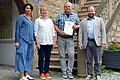 Im Bild von links: Personalrätin Bianca Clas, Ehefrau Raphaela Palau, Jubilar Timo Palau, Bürgermeister Steffen Malzer.
