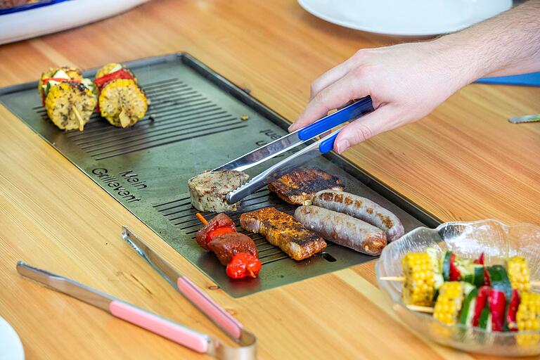 Grillzangen in verschiedenen Farben gehören auch zum Lieferumfang. Grillzangen in verschiedenen Farben gehören auch zum Lieferumfang.