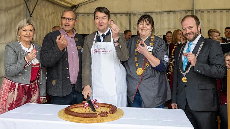 Ein Stück vom Glück: Mit dem traditionellen Wurstanschnitt wurde am Samstag der 12. Rhöner Wurstmarkt in Ostheim eröffnet. Im Bild (von links) Eva Böhm (stellvertretende Landrätin), Anton Koob (Alt-Obermeister der Metzgerinnung Rhön-Grabfeld), Sandro Kirchner (CSU-Staatssekretär im Innenministerium), Barbara Fink (Obermeisterin der Metzgerinnung) und Ostheims Bürgermeister Steffen Malzer beim Wurstanschnitt.