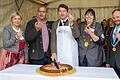 Ein Stück vom Glück: Mit dem traditionellen Wurstanschnitt wurde am Samstag der 12. Rhöner Wurstmarkt in Ostheim eröffnet. Im Bild (von links) Eva Böhm (stellvertretende Landrätin), Anton Koob (Alt-Obermeister der Metzgerinnung Rhön-Grabfeld), Sandro Kirchner (CSU-Staatssekretär im Innenministerium), Barbara Fink (Obermeisterin der Metzgerinnung) und Ostheims Bürgermeister Steffen Malzer beim Wurstanschnitt.