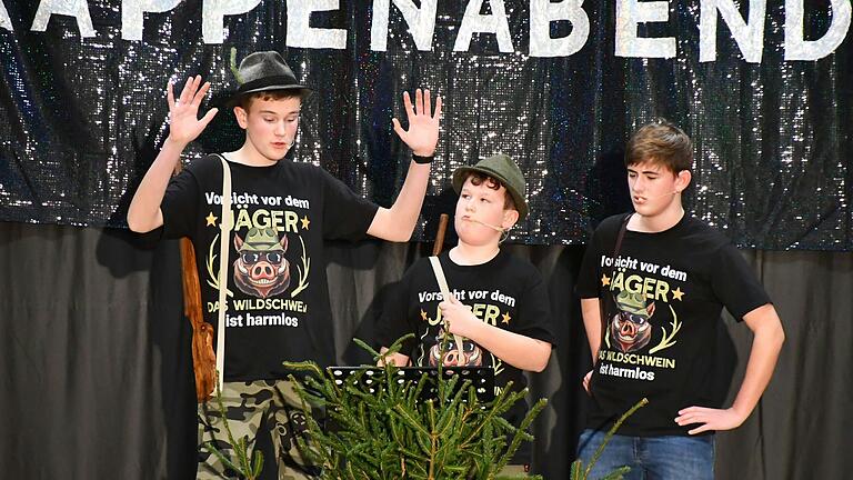 Jede Menge Jägerlatein brachten die Nachwuchs-Büttenredner (von links) Tizian Müller, Phil Müller und Benjamin Nöth auf die Showbühne Jede Menge Jägerlatein brachten die Nachwuchs-Büttenredner (von links) Tizian Müller, Phil Müller und Benjamin Nöth auf die Showbühne