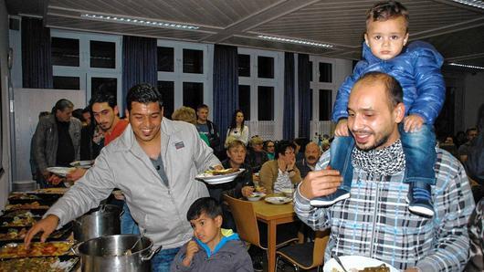 Zwei Familien und acht Männer aus Syrien sind derzeit in Untersteinbach untergebracht. Bei einem &bdquo;Syrischen Abend&ldquo; im Feuerwehrhaus von Untersteinbach bot sich den Bürgern die außergewöhnliche Gelegenheit, mit den syrischen Flüchtlingen in Kontakt zu treten und mehr über ihr Land, ihre Kultur und ihre Reise nach Deutschland zu erfahren.