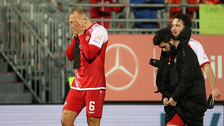 Die Niederlage gegen Köln sorgt bei den Kickers-Akteuren (von links) Tobias Kraulich, Fanol Perdedaj und Peter Kurzweg sichtlich für Frust. Die Niederlage gegen Köln sorgt bei den Kickers-Akteuren (von links) Tobias Kraulich, Fanol Perdedaj und Peter Kurzweg sichtlich für Frust.