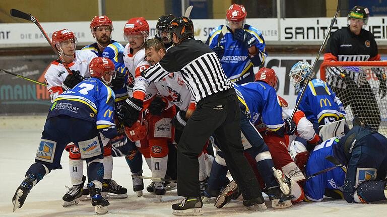 Auch für Eishockey-Schiedsrichter geht es derzeit nicht aufs Eis wie hier in der Partie zwischen Schweinfurt und Klostersee, dafür vor den Bildschirm. Auch für Eishockey-Schiedsrichter geht es derzeit nicht aufs Eis wie hier in der Partie zwischen Schweinfurt und Klostersee, dafür vor den Bildschirm. 