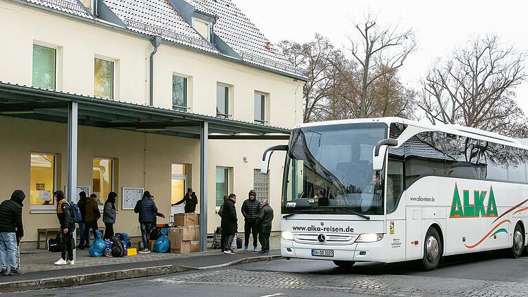 Das Ankerzentrum für Flüchtlinge in Schweinfurt platzt aus allen Nähten. Die Verteilung der Menschen auf die Landkreise stößt inzwischen auch wieder an Grenzen. Ohne Notunterkünfte geht im Moment nichts mehr – und eine Verlangsamung des Zustroms ist nicht in Sicht, wie Landrätin Tamara Bischof jetzt einmal mehr warnte. Das Ankerzentrum für Flüchtlinge in Schweinfurt platzt aus allen Nähten. Die Verteilung der Menschen auf die Landkreise stößt inzwischen auch wieder an Grenzen. Ohne Notunterkünfte geht im Moment nichts mehr – und eine Verlangsamung des Zustroms ist nicht in Sicht, wie Landrätin Tamara Bischof jetzt einmal mehr warnte.