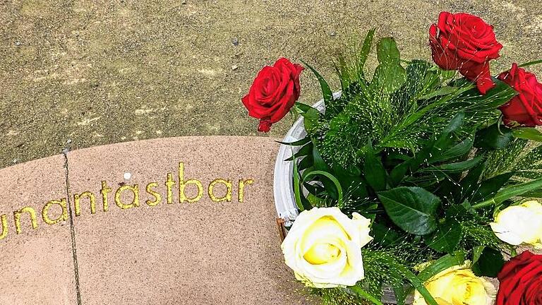 Blumen am Mahnmal, das an die Zwangsarbeiter erinnert, die in Schweinfurt im Dritten Reich ausgebeutet worden sind.