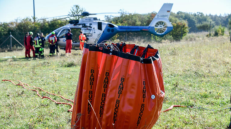 Die Staatliche Feuerwehrschule Würzburg schult in Veitshöchheim Feuerwehrleute für Einsätze mit dem Hubschrauber. Beteiligt waren auch die Bundeswehr und die Polizei.