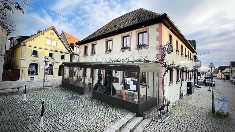 Der Volkacher Weingasthof Rose plant an der Nordseite seines Gasthauses eine Glasüberdachung mit dreiseitigen Glaselementen, um die Sommersaison verlängern zu können. Über den Antrag der Familie Heßmann, der Präzedenzwirkung für Volkachs Altstadt haben könnte, diskutierte der Stadtrat lange. Der Volkacher Weingasthof Rose plant an der Nordseite seines Gasthauses eine Glasüberdachung mit dreiseitigen Glaselementen, um die Sommersaison verlängern zu können. Über den Antrag der Familie Heßmann, der Präzedenzwirkung für Volkachs Altstadt haben könnte, diskutierte der Stadtrat lange.