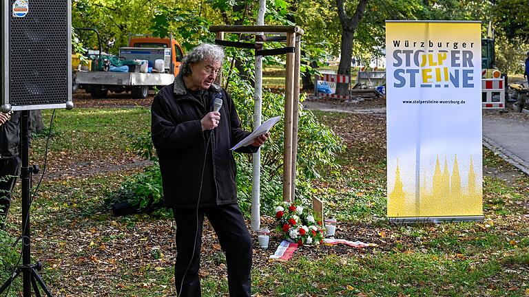 Alexander Kraus, Mitarbeiter des Würzburger AK Stolpersteine, hält während der Gedenkfeier für Zwangsarbeiterin Adela Duda eine Rede. Alexander Kraus, Mitarbeiter des Würzburger AK Stolpersteine, hält während der Gedenkfeier für Zwangsarbeiterin Adela Duda eine Rede.