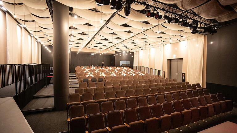 Das Chambinzky Hafentheater bietet Platz für 199 Besucherinnen und Besucher. Am Samstag wurde die neue Spielstätte in Würzburg feierlich eröffnet.&nbsp;