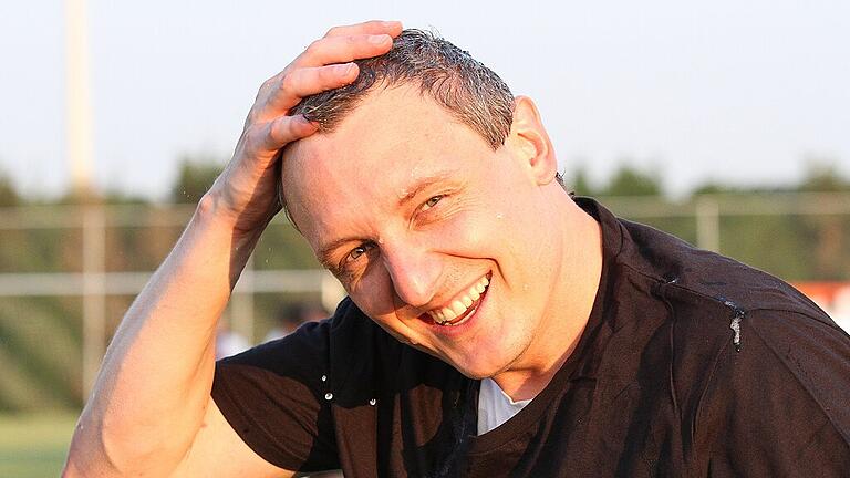 Glücklich nach dem Aufstieg: Der Sander Reserve-Coach Christian Michl machte das Team im Sommer zum Bezirksligisten. Glücklich nach dem Aufstieg: Der Sander Reserve-Coach Christian Michl machte das Team im Sommer zum Bezirksligisten.