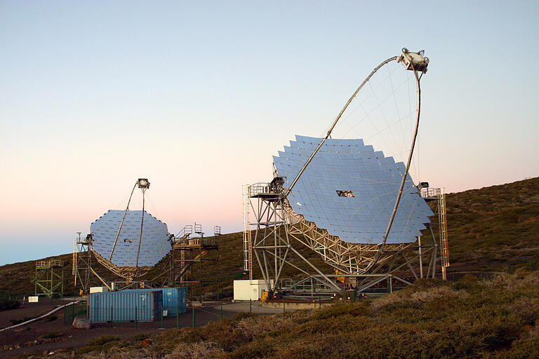Die MAGIC-Teleskope sind auf die Beobachtung heftiger, kurzlebiger Himmelsereignisse wie zum Beispiel Gammablitze spezialisiert. Die MAGIC-Teleskope sind auf die Beobachtung heftiger, kurzlebiger Himmelsereignisse wie zum Beispiel Gammablitze spezialisiert.