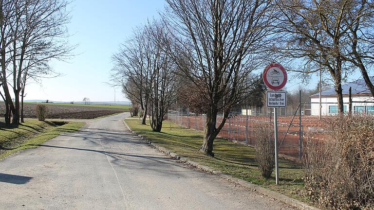 Hier wird in den kommenden Monaten die neue Zufahrtsstraße zum Neubaugebiet 'Am Nützelbach II' entstehen. Sie wird 'Keltenstraße' heißen. Hier wird in den kommenden Monaten die neue Zufahrtsstraße zum Neubaugebiet 'Am Nützelbach II' entstehen. Sie wird 'Keltenstraße' heißen.
