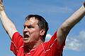 Gerd Köhler (im Bild) in Aubstädter Rot unter dem weißblauen Fußballhimmel: Impulsiv ist er und doch manchmal etwas diplomatisch.