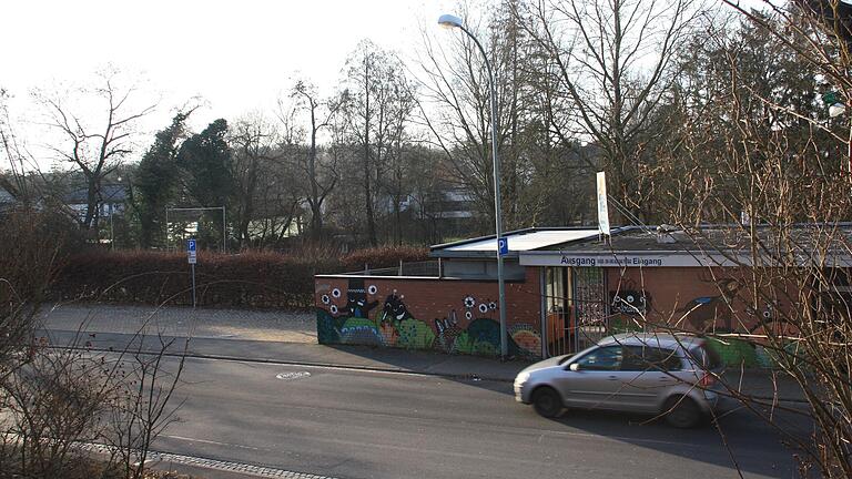 Zu den vorgeschlagenen Standorten für einen Kindergarten zählt auch das rückwärtige Gelände des Freibads des Geomaris (im Bild). Hierfür müsste der nicht mehr genutzte Freibadeingang samt Kiosk (Vordergrund) abgerissen werden. Zu den vorgeschlagenen Standorten für einen Kindergarten zählt auch das rückwärtige Gelände des Freibads des Geomaris (im Bild). Hierfür müsste der nicht mehr genutzte Freibadeingang samt Kiosk (Vordergrund) abgerissen werden.