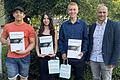Lehrer Alexander Kociper (rechts) mit den drei Besten der 9. Klasse (weiter von links): Tymofii Oborotov, Aleksandra Federenko und Gheorghe Rusen       -  Lehrer Alexander Kociper (rechts) mit den drei Besten der 9. Klasse (weiter von links): Tymofii Oborotov, Aleksandra Federenko und Gheorghe Rusen