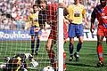 Das Phantomtor am 23. April 1994:  Bayerns Thomas Helmer (Mitte) hatte den Ball nach einer Ecke ungeschickt neben das Tor von Nürnbergs Schlussmann Andreas Köpke (links) bugsiert. Der Linienrichter entschied dennoch auf einen Treffer und der Schiedsrichter akzeptierte diese Entscheidung.