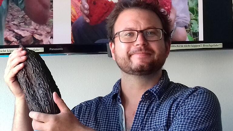 Jungunternehmer Dr. Arno Wielgoss hält bei seinem Vortrag im Bad Kissinger Gymnasium eine Kakao-Frucht in die Kamera. Jungunternehmer Dr. Arno Wielgoss hält bei seinem Vortrag im Bad Kissinger Gymnasium eine Kakao-Frucht in die Kamera.
