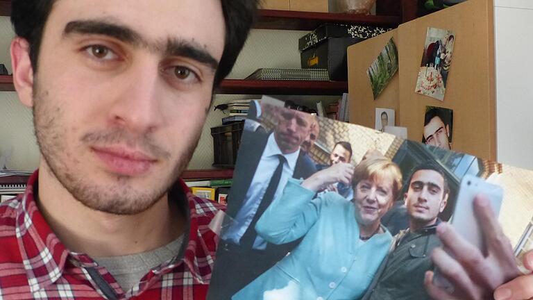 Anas Modamani 2017 mit dem Selfie, das für ihn gleichermaßen Fluch und Segen war. Anas Modamani 2017 mit dem Selfie, das für ihn gleichermaßen Fluch und Segen war.
