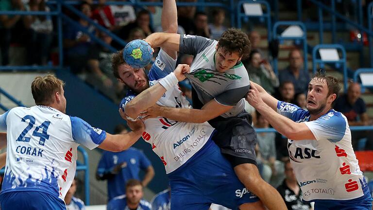 Zimperlich ging's im Unterfrankenderby der Zweiten Handball-Bundesliga zwischen der DJK Rimpar Wölfe (Benedikt Brielmeier, Mitte) und dem TV Großwallstadt (von links: Dino Corak, Lars Spieß und Tom Spieß) trotz freundschaftlicher Bande nie zu – wie hier vor zwei Jahren in Aschaffenburg.