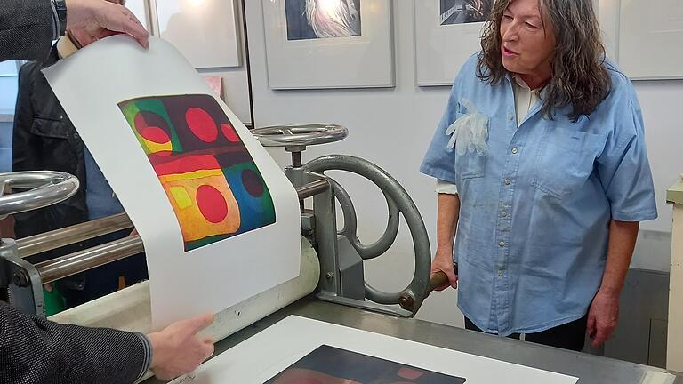 Die Künstlerin Barbara Kuhn begutachtet nach dem Kurbeln der Druckpresse ihr Werk. Die Künstlerin Barbara Kuhn begutachtet nach dem Kurbeln der Druckpresse ihr Werk.