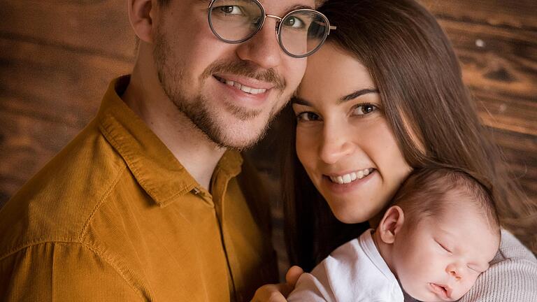 Selina und Nico halten stolz ihre Tochter Pia im Arm. Selina und Nico halten stolz ihre Tochter Pia im Arm.