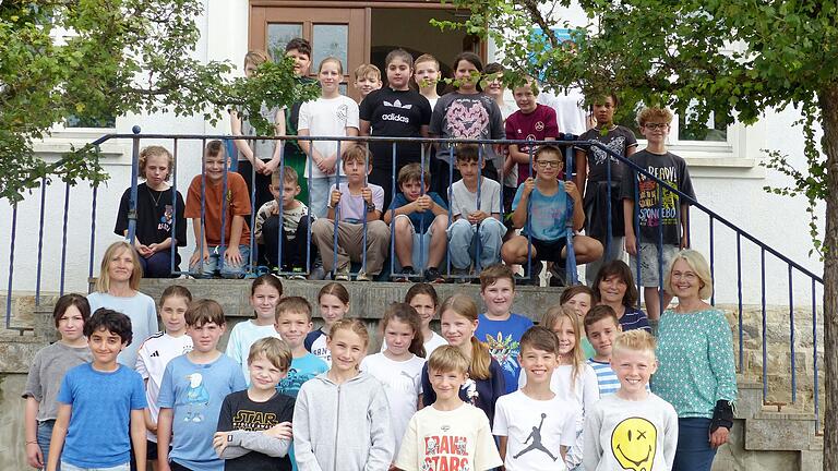 Damit man wenigstens einen Teil der jugendlichen Besucher/innen sieht, stellten sich die Klassen 4a und 4b am Büchereieingang auf, wo s’Ratschbänkle und ein öffentlicher Bücherschrank zum Verweilen einladen. Damit man wenigstens einen Teil der jugendlichen Besucher/innen sieht, stellten sich die Klassen 4a und 4b am Büchereieingang auf, wo s’Ratschbänkle und ein öffentlicher Bücherschrank zum Verweilen einladen.