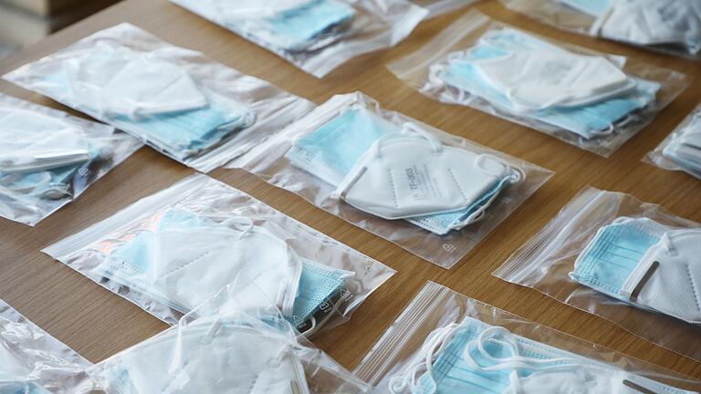 Masken - Die Firma aus der Oberpfalz soll einen Vertrag über die Lieferung von zehn Millionen OP-Masken nach Bayern abgeschlossen haben. (Symbolbild) Masken - Die Firma aus der Oberpfalz soll einen Vertrag über die Lieferung von zehn Millionen OP-Masken nach Bayern abgeschlossen haben. (Symbolbild)