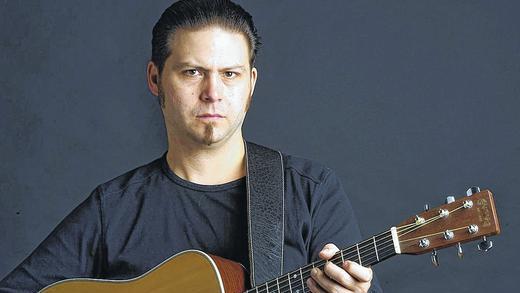 Dennis Schütze: Mit neuen und alten Songs am Freitag ab 21Uhr live im Blauen Adler in der Mergentheimer Straße. Dennis Schütze: Mit neuen und alten Songs am Freitag ab 21Uhr live im Blauen Adler in der Mergentheimer Straße.