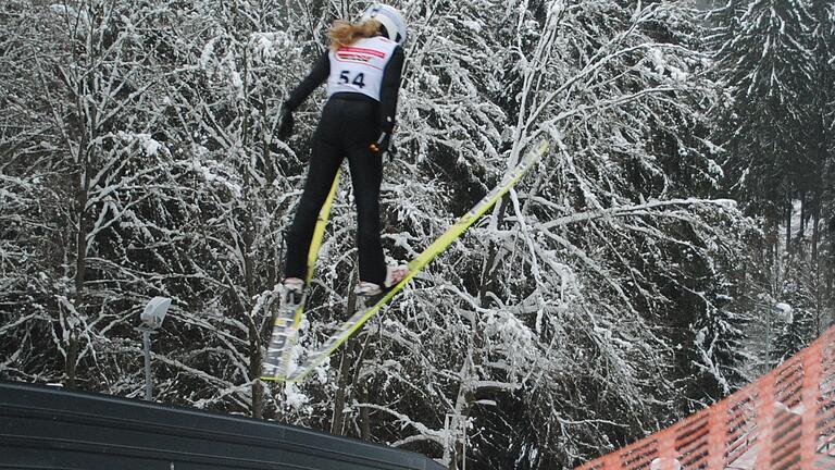 Anna Chlebowy hebt ab auf der Richard-Möller-Schanze in Schmiedefeld.