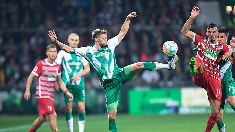 Werder Bremen - FC Augsburg - Hoch her ging es beim Hinspiel in Bremen. Hier kämpft Werders Mitchell Weiser (links) gegen Augsburgs Mergim Berisha um den Ball. Werder Bremen - FC Augsburg - Hoch her ging es beim Hinspiel in Bremen. Hier kämpft Werders Mitchell Weiser (links) gegen Augsburgs Mergim Berisha um den Ball.
