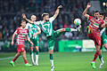 Werder Bremen - FC Augsburg       -  Hoch her ging es beim Hinspiel in Bremen. Hier kämpft Werders Mitchell Weiser (links) gegen Augsburgs Mergim Berisha um den Ball.