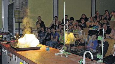 Schäumende Chemie: Lehrer Norbert Edelmann zeigte dieses faszinierende Experiment beim Informationstag des Balthasar-Neumann-Gymnasiums. Schäumende Chemie: Lehrer Norbert Edelmann zeigte dieses faszinierende Experiment beim Informationstag des Balthasar-Neumann-Gymnasiums.