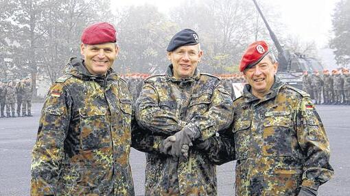 Feierlicher Appell: Divisions-Kommandeur Generalmajor Bernd Schütt (Mitte) verabschiedete in der Balthasar-Neumann-Kaserne seinen Stellvertreter Brigadegeneral Ernst Otto Berk (rechts) und hieß dessen Nachfolger Brigadegeneral Andreas Helmut Hannemann willkommen. Feierlicher Appell: Divisions-Kommandeur Generalmajor Bernd Schütt (Mitte) verabschiedete in der Balthasar-Neumann-Kaserne seinen Stellvertreter Brigadegeneral Ernst Otto Berk (rechts) und hieß dessen Nachfolger Brigadegeneral Andreas Helmut Hannemann willkommen.