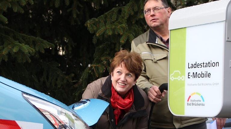 Bürgermeisterin Brigitte Meyerdierks und Arnold Brust von den Stadtwerken Bad Brückenau nehmen die Ladesäule auf dem Sinnauplatz in Betrieb. Foto: Ulrike Müller - Bürgermeisterin Brigitte Meyerdierks und Arnold Brust von den Stadtwerken Bad Brückenau nehmen die Ladesäule auf dem Sinnauplatz in Betrieb. Foto: Ulrike Müller Bürgermeisterin Brigitte Meyerdierks und Arnold Brust von den Stadtwerken Bad Brückenau nehmen die Ladesäule auf dem Sinnauplatz in Betrieb. Foto: Ulrike Müller - Bürgermeisterin Brigitte Meyerdierks und Arnold Brust von den Stadtwerken Bad Brückenau nehmen die Ladesäule auf dem Sinnauplatz in Betrieb. Foto: Ulrike Müller