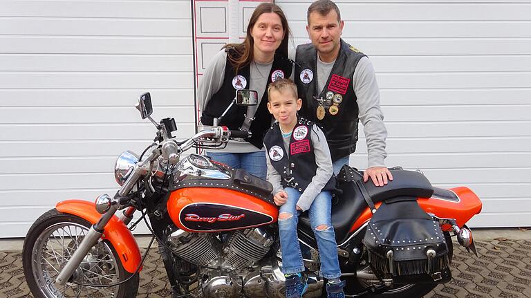 Der Büttharder Marco Klingert mit seiner Familie. Der 43-Jährige organisiert seit einigen Jahren immer wieder Feiern zugunsten der Würzburger Station Regenbogen.