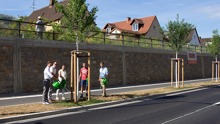 Wasser statt Sekt bei der Wiedereröffnung der Nürnberger Straße nach Bauabschnitt III gab es für die neuen Straßenbäume (von links): Dieter Kompas, Baureferent Benjamin Schneider, Tiefbau-Chefin Annette Messerer, Harald Ganz und Oberbürgermeister Christian Schuchardt. Wasser statt Sekt bei der Wiedereröffnung der Nürnberger Straße nach Bauabschnitt III gab es für die neuen Straßenbäume (von links): Dieter Kompas, Baureferent Benjamin Schneider, Tiefbau-Chefin Annette Messerer, Harald Ganz und Oberbürgermeister Christian Schuchardt.