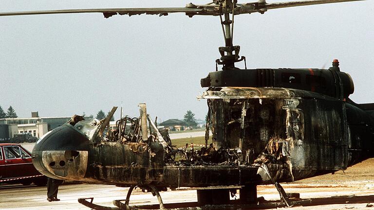 Ein ausgebrannter Hubschrauber am 6. September 1972 auf dem Flugplatz in Fürstenfeldbruck. Dort waren neun Geiseln und ein Polizist bei einer gescheiterten Befreiungsaktion nach der palästinensischen Terrorattacke auf das israelische Olympia-Team gestorben. Ein ausgebrannter Hubschrauber am 6. September 1972 auf dem Flugplatz in Fürstenfeldbruck. Dort waren neun Geiseln und ein Polizist bei einer gescheiterten Befreiungsaktion nach der palästinensischen Terrorattacke auf das israelische Olympia-Team gestorben. 