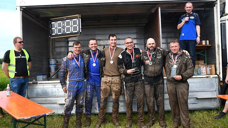 So sehen Sieger aus. Bei den Hobby-Fahrern hatte des Team WNS Racing-Team aus Mellrichstadt die Nase vorne. (Mitte Marco Klüber und Maxi Groenen), Zweiter wurde die gastgebende Bude Salz (rechts Alexander Gessner und Klaus Bauer) und links die 'Drittplatzierten' Johannes Klüber und Marcel Trost vom Mellerschter Räumle. Links der erste Vorsitzende der Bude Salz Peter Pfeuffer und rechts Moderator Fredi Breunig.