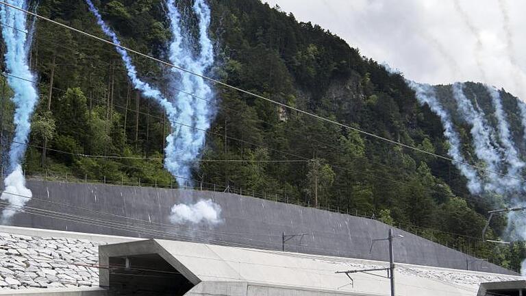 Hier kommt der erste Zug aus dem neuen Gotthardtunnel in Erstfeld an.jpeg - Der Gotthard-Basistunnel ist derzeit für den Personenverkehr gesperrt. Wer trotzdem mit dem Zug in die Schweiz fahren möchte, muss eine Alternativstrecke wählen. Hier kommt der erste Zug aus dem neuen Gotthardtunnel in Erstfeld an.jpeg - Der Gotthard-Basistunnel ist derzeit für den Personenverkehr gesperrt. Wer trotzdem mit dem Zug in die Schweiz fahren möchte, muss eine Alternativstrecke wählen.