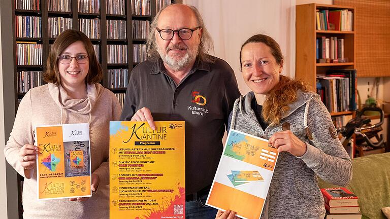 Janina Reuter-Schad, Walter Ullrich und Sabine Jung (von links) von der Vorstandschaft des Eberner Kulturrings präsentieren die Werbematerialien für die KulturKabine. Janina Reuter-Schad, Walter Ullrich und Sabine Jung (von links) von der Vorstandschaft des Eberner Kulturrings präsentieren die Werbematerialien für die KulturKabine.