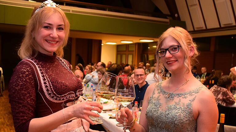 Eszter Mihaly (links) trägt jetzt die Krone der Abtswinder Weinprinzessin. Ihre Vorgängerin Alicia Leikam stößt mit ihr auf eine erlebnisreiche Amtszeit an.