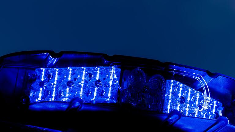 Polizei Blaulicht       -  Die Polizei rückte zu der Mittelschule aus und ermittelt nun. (Symbolbild)