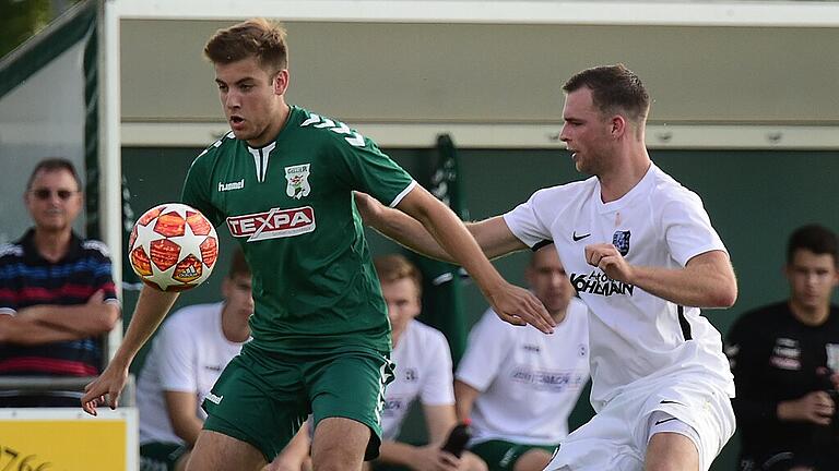 Lukas Dinkel verlässt Großbardorf - Einen Abgang meldet der TSV Großbardorf in der Winterpause: Lukas Dinkel (links, hier im Spiel Ende August 2019 gegen den TSV Karlburg) verlässt die Grabfeld-Gallier und wechselt in die Landesliga Nordwest zu den Freien Turnern Schweinfurt. Der 22 Jahre alte Mittelfeldspieler bringt trotz seines jungen Alters schon viel Erfahrung mit. Der Linksfuß hat für aktuellen Tabellenvierten der Fußball-Bayernliga Nord bereits 63 Spiele absolviert und dabei fünf Treffer erzielt. (dme) Lukas Dinkel verlässt Großbardorf - Einen Abgang meldet der TSV Großbardorf in der Winterpause: Lukas Dinkel (links, hier im Spiel Ende August 2019 gegen den TSV Karlburg) verlässt die Grabfeld-Gallier und wechselt in die Landesliga Nordwest zu den Freien Turnern Schweinfurt. Der 22 Jahre alte Mittelfeldspieler bringt trotz seines jungen Alters schon viel Erfahrung mit. Der Linksfuß hat für aktuellen Tabellenvierten der Fußball-Bayernliga Nord bereits 63 Spiele absolviert und dabei fünf Treffer erzielt. (dme)
