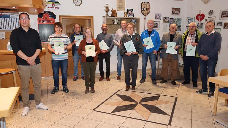 Ehre, wem Ehre gebührt. Ehrungen für bis zu 70-jähriger Treue zum Verein durfte die Vorstandschaft der DJK Weisbach aussprechen. Das Bild zeigt (links) den Vorsitzenden Christoph Kamm und (rechts) den scheidenden Vorsitzenden Alois Türpitz sowie (in der Mitte) die geehrten Mitglieder. Ehre, wem Ehre gebührt. Ehrungen für bis zu 70-jähriger Treue zum Verein durfte die Vorstandschaft der DJK Weisbach aussprechen. Das Bild zeigt (links) den Vorsitzenden Christoph Kamm und (rechts) den scheidenden Vorsitzenden Alois Türpitz sowie (in der Mitte) die geehrten Mitglieder.