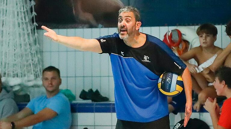 Konnte am Ende des Spiel in Hamburg zufrieden sein: Würzburgs Trainer Raul de la Peña Konnte am Ende des Spiel in Hamburg zufrieden sein: Würzburgs Trainer Raul de la Peña