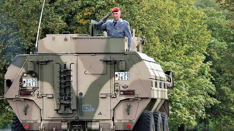 Mit einem Ehrenspalier und der Vorbeifahrt auf dem beweglichen Führungsfahrzeug -einem Transportpanzer Fuchs – wurde dem scheidenden Kommandeur Oberstleutnant Jan Mosel, der das Fernmeldebataillon 10 seit seiner Indienststellung im Oktober 2021 als erster Kommandeur führte, eine besondere Ehre zuteil. Mit einem Ehrenspalier und der Vorbeifahrt auf dem beweglichen Führungsfahrzeug -einem Transportpanzer Fuchs – wurde dem scheidenden Kommandeur Oberstleutnant Jan Mosel, der das Fernmeldebataillon 10 seit seiner Indienststellung im Oktober 2021 als erster Kommandeur führte, eine besondere Ehre zuteil.