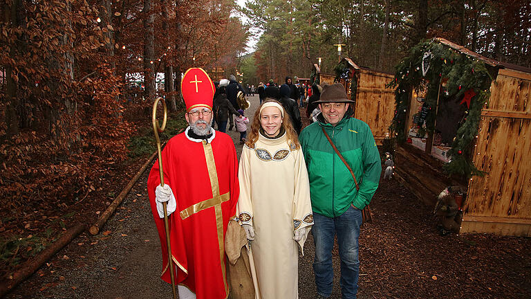 Mit Organisationschef Waldemar Amrehn begrüßten auch der Nikolaus und das erste Leinacher Christkind Josepha Kettemann die Besucher.